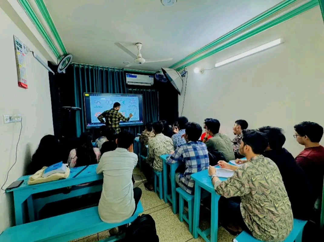 স্মার্ট বোর্ডে চলমান ক্লাস