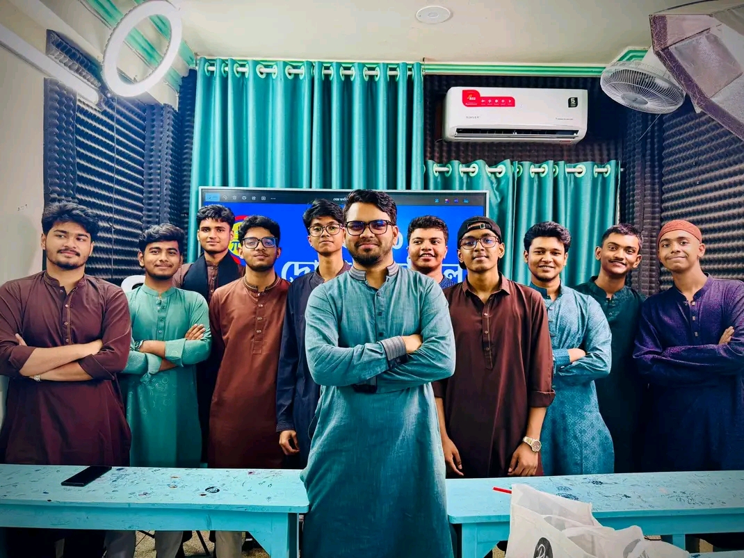 ওমেগার শিক্ষার্থী ও শিক্ষকদের গ্রুপ ছবি